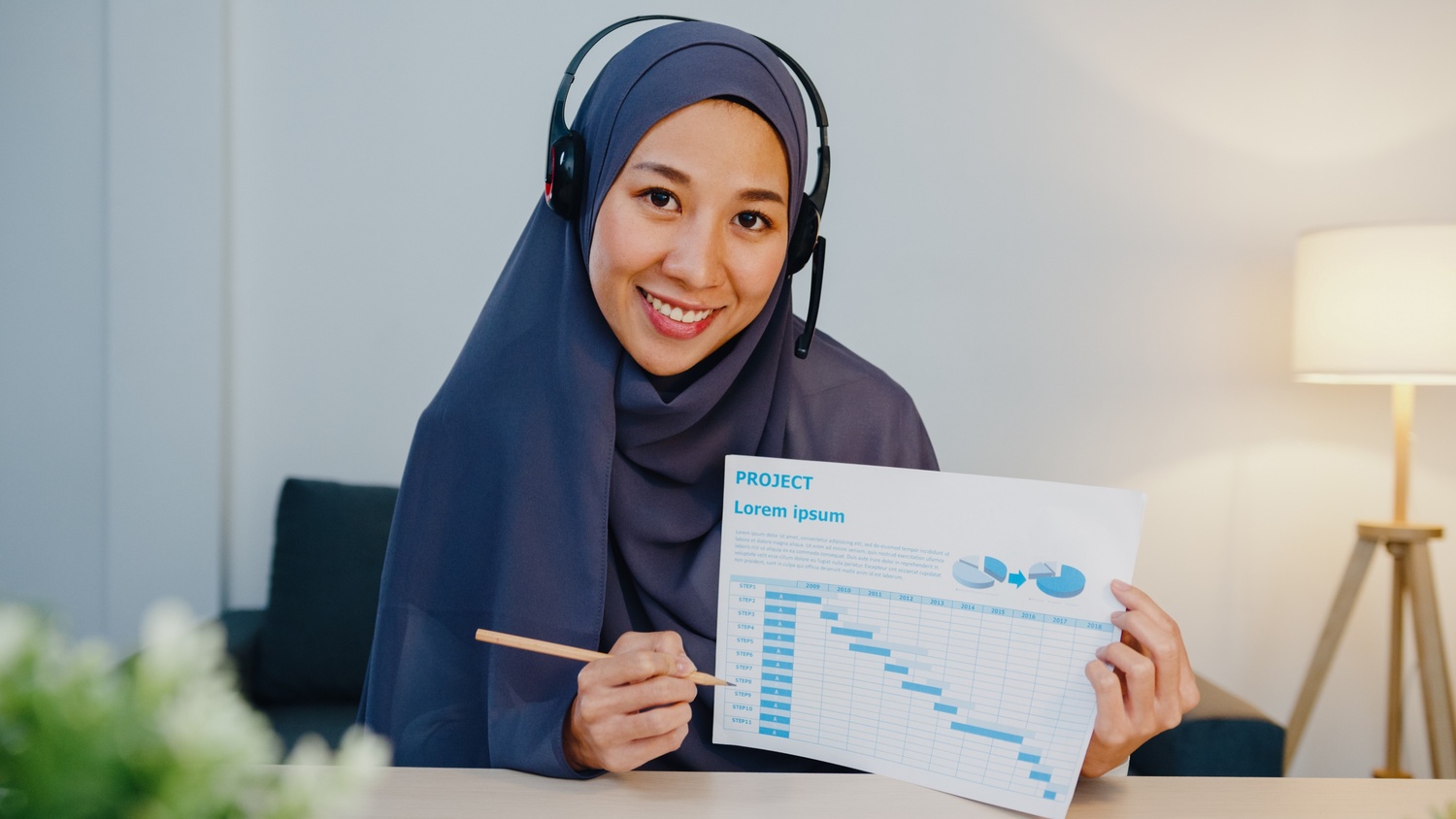 muslim lady using laptop talk to colleagues in vid 9ybz8e8