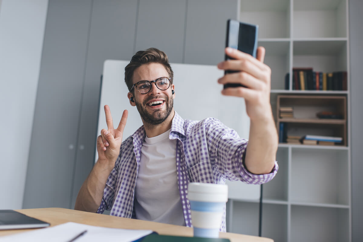 millennial businessman working at desk in office 2026 01 09 07 12 44 utc.jpg